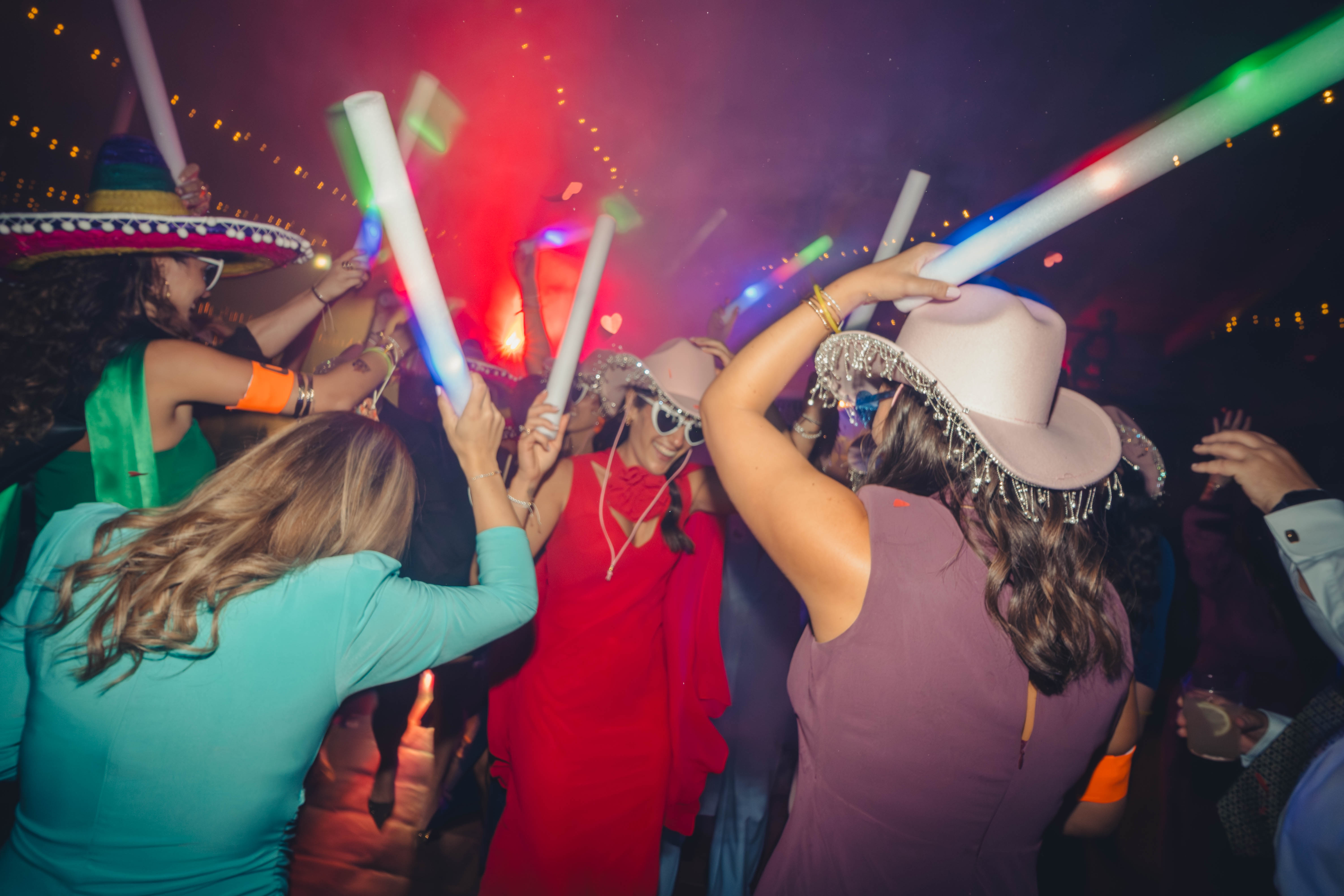 Hora Loca en pista con luces, atrezzo y confeti